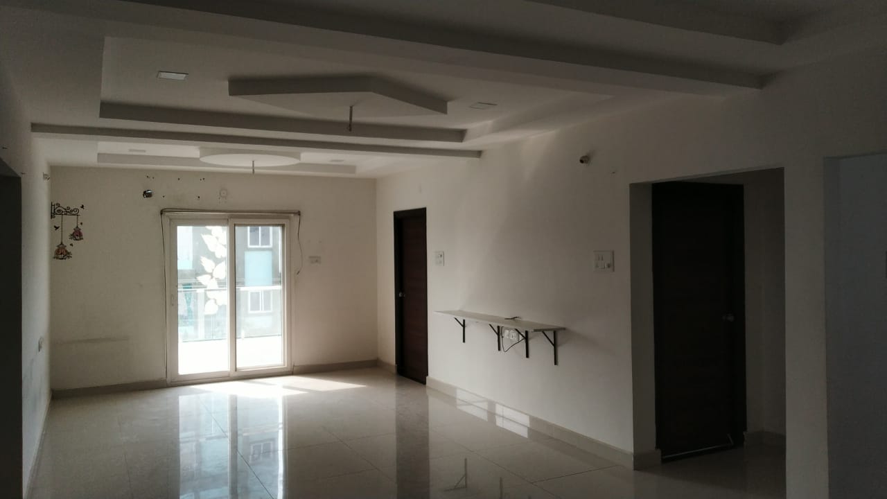 3 BHK Flat For sale in Mi